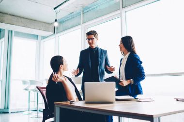 Profesyonel erkek icra müdürü kadın meslektaşları strateji başlangıç formal giyim çalışanlar hakkında çalışma görevleri ile iletişim içinde toplantı, kendine güvenen patron fikir sunmak için açıklama
