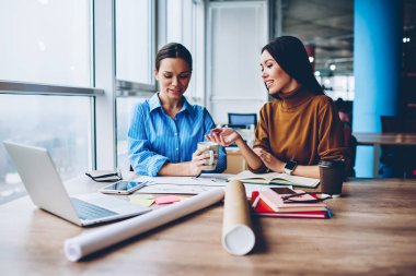 Yaratıcı planlama hakkında görüşler paylaşımı office coworking içinde kahve molası sırasında iletişim çalışanların kadın tasarımcılar, takım vasıl okul sırası fikirleri tartışmak oturan kroki yapma çalışan proje