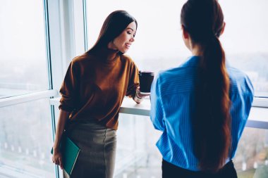 Genç başarılı iş kadını fikirleri tartışmak ve iş, organize arkadan görünüşü kadın işçiye ofiste samimi konuşmayı kahve molası sırasında meslektaşı ile iletişim Yöneticisi ile Toplantı