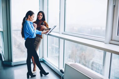 Kadın arkadaşları başlangıç Paylaş görüş çatı iç ofis, proje hakkında iletişim ve danışmanlık çözümleri hakkında kendinden emin icra ile Toplantı Yöneticisi ayakta planlarını tartışıyor