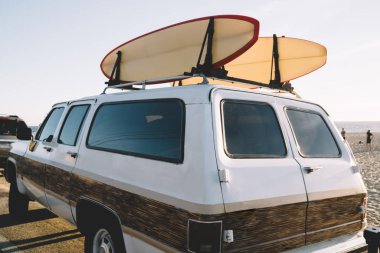 Okyanusu, hafta sonları maceraya yolculuk sırasında denize asfalt yolda sürüş longboards taşıyan kamyon yakın aktif olarak yaz tatillerini geçirmek için üst üzerinde sörf ekipman ile eski araba