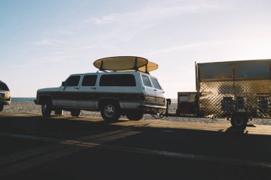 Eski moda longboards okyanus kıyısında etkin hobi için yaz tatili sırasında taşıma Araba, otomobil ile asfalt roa üzerinde deniz kıyısına yakın park spor eğlence için donatım sörfçü kamyon
