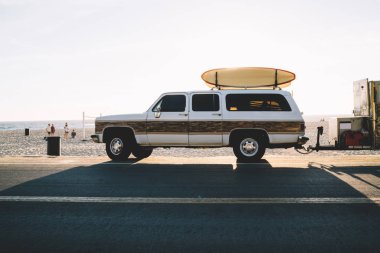 Etkin harcama yaz tatil tropikal adalar üzerinde seyahat sırasında longboards okyanus üzerinde sportif hobi için taşıma otomobil için deniz beach yakınındaki yolda ekipman için dalga köpüğü ile araba park