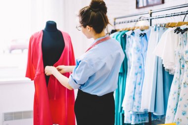 Manken design ofiste Tekstil malzemeleri yeni koleksiyonu moda konfeksiyon dikiş sırasında ölçme şık kıyafeti giymiş necke üzerinde bant ile başarılı moda Dükkanı sahibinin arkadan görünüm