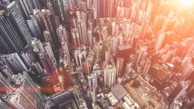 Çin City modern gökdelenler ve işletmeler ile inanılmaz bir manzara drone uçan hava fotoğrafın. Ofis binaları ve gelişmiş altyapısı ile gelişmiş bir Hong Kong kasabada Üstten Görünüm