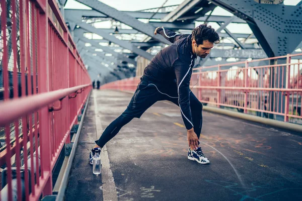 Hombre Ajuste Con Chándal Haciendo Calentamiento Antes Correr Bridge Young — Foto de Stock