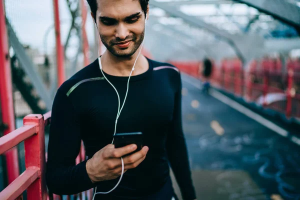 Hombre Forma Alegre Escuchar Canciones Favoritas Música Reproductor Teléfono Través — Foto de Stock