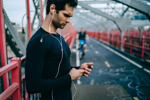 Yan Görünüm Sporcu Eğitim Müzik Uygulama Smartphone Cep Telefonu Ile — Stok fotoğraf