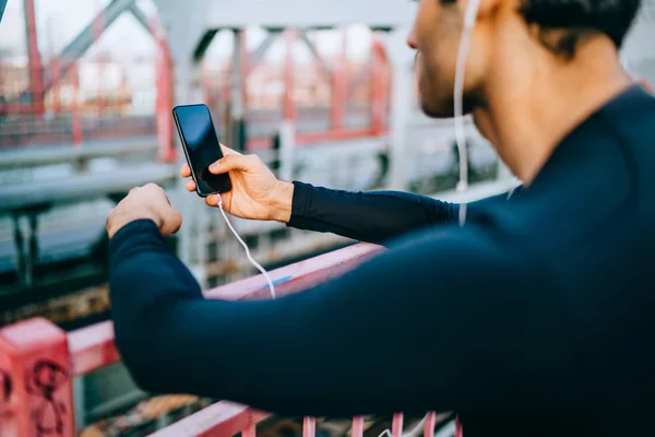 Imagen Recortada Deportista Vestido Con Chándal Que Sostiene Reproductor Moderno — Foto de Stock