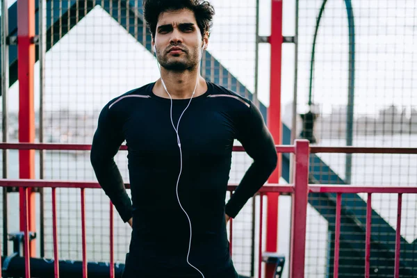Porträtt Allvarliga Motiverade Unga Atletisk Man Klädd Svart Träningsoverall Lyssnar — Stockfoto