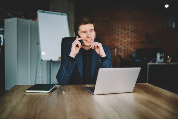 Direttore Esecutivo Professionista Che Parla Sul Telefono Cellulare Seduto Gabinetto — Foto Stock