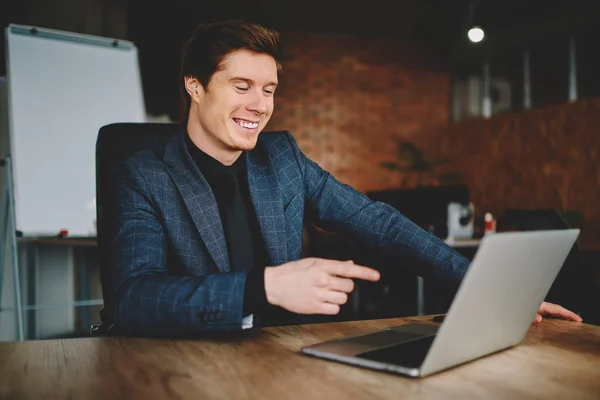 Empresário Alegre Terno Formal Divertindo Apontando Computador Portátil Assistindo Vídeo — Fotografia de Stock