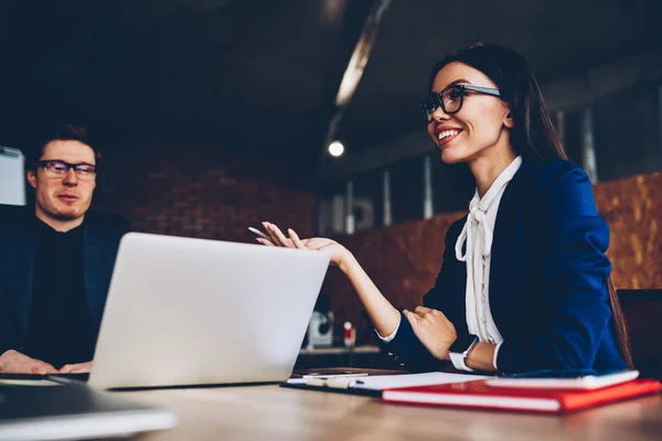 Alegre Gerente Finanzas Profesionales Hablando Sobre Proyecto Durante Mesa Reuniones —  Fotos de Stock