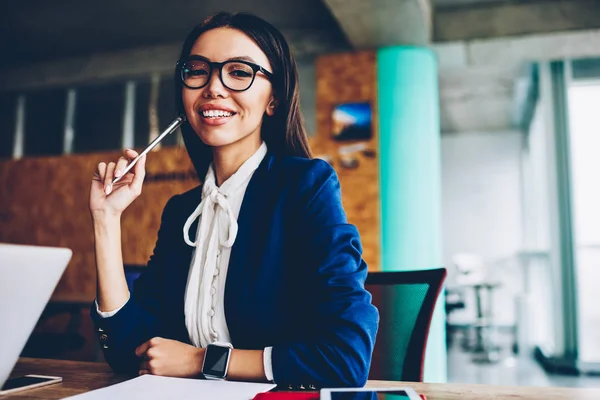 Halblanges Porträt Einer Fröhlichen Geschäftsfrau Formeller Kleidung Die Arbeitsplatz Sitzt — Stockfoto