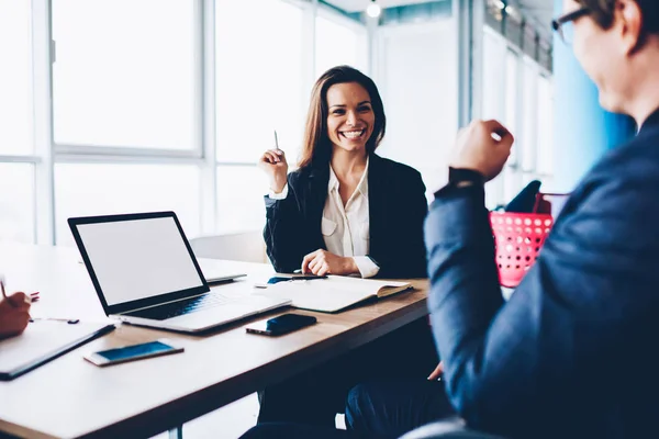 Funcionário Feminino Alegre Satisfeito Com Consulta Com Estratégia Planejamento Chefe — Fotografia de Stock