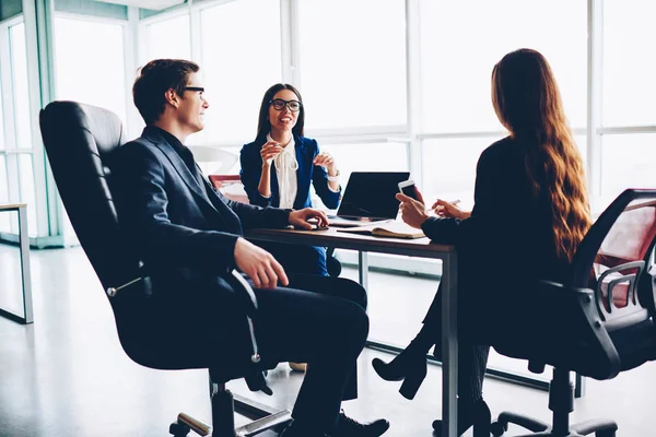 Colegas Profissionais Positivos Desfrutando Sessão Brainstorming Escritório Conversando Uns Com — Fotografia de Stock