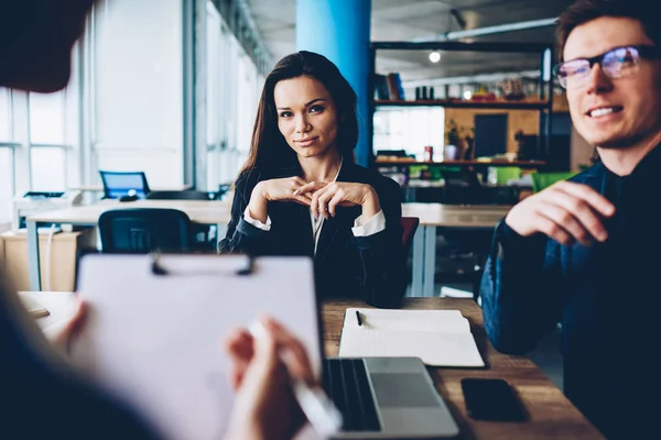 Grupo Profesionales Masculinos Femeninos Que Escuchan Sus Colegas Explicando Estrategia — Foto de Stock