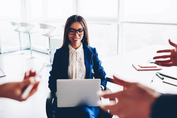 Sonriendo Elegantemente Vestida Secretaria Femenina Sensación Calma Durante Trabajo Multitarea —  Fotos de Stock