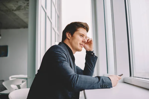 Soñador Empresario Próspero Mirando Ventana Oficina Interior Loft Pensando Los —  Fotos de Stock