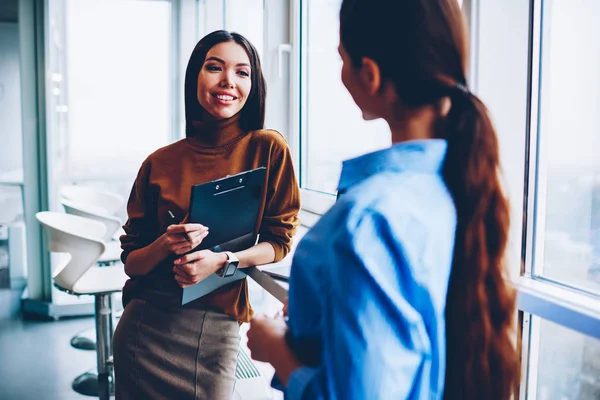 Prospera Mujer Negocios Hablando Con Empleado Sobre Proceso Cooperación Haciendo —  Fotos de Stock