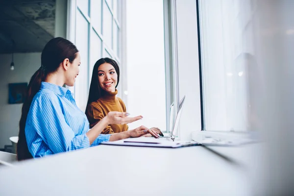 Kadın Arkadaşları Office Işbirliği Dizüstü Bilgisayar Kullanan Fikirleri Tartışmak Coworking — Stok fotoğraf