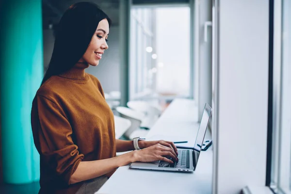 Arquitecta Profesional Disfrutando Trabajo Creativo Utilizando Aplicación Línea Ordenador Portátil — Foto de Stock