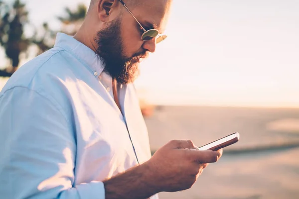 Tipul Hipster Barbă Care Deține Telefon Mobil Făcând Rezervare Site — Fotografie, imagine de stoc