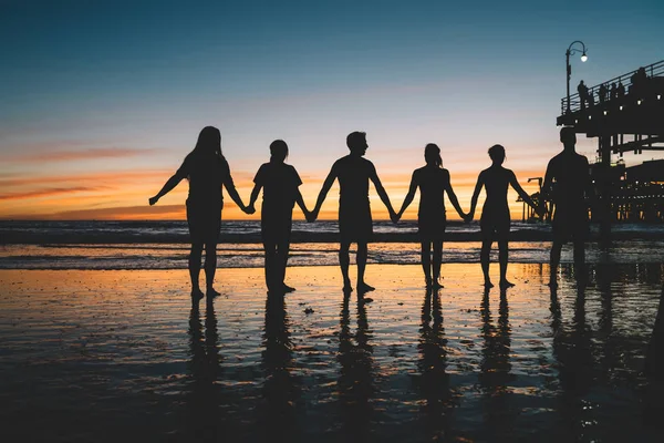 Silhueta Das Pessoas Mãos Dadas Desfrutando Férias Juntos Praia Areia — Fotografia de Stock