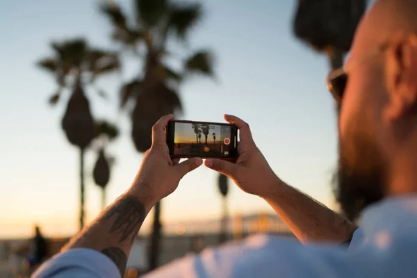 Rückansicht Eines Jungen Mannes Mit Smartphone Kamera Zum Fotografieren Von — Stockfoto