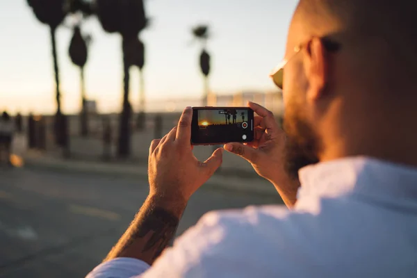 Vista Trasera Cercana Del Teléfono Móvil Masculino Que Sostiene Para — Foto de Stock