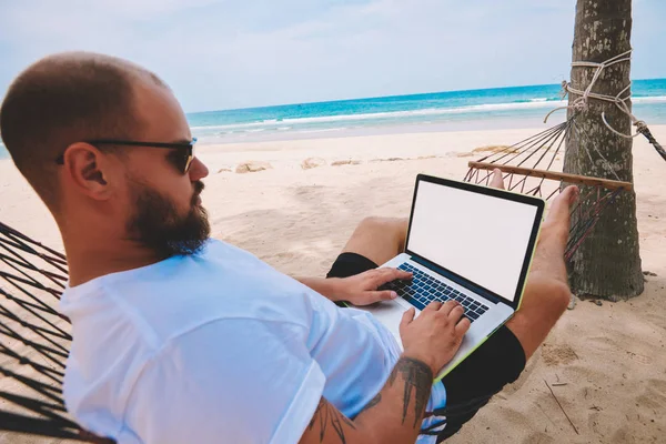 Nachdenklicher Mann Mit Sonnenbrille Der Auf Der Tastatur Eines Modernen — Stockfoto