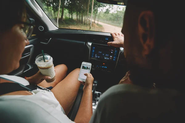 Back View Two Tourists Milk Shake Sitting Helm Rented Car — Stock Photo, Image