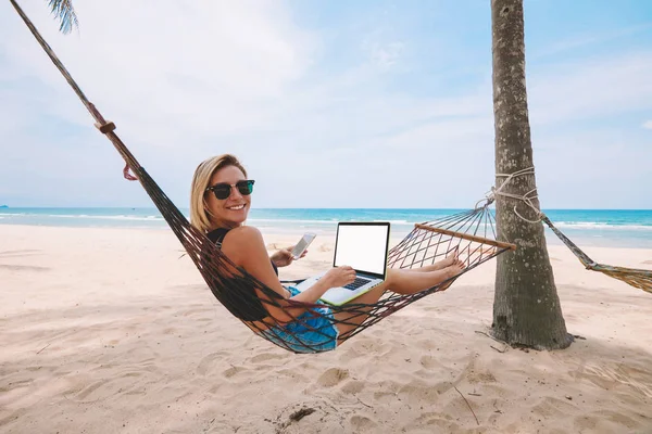 Felice Lavoro Femminile Freelance Successo Computer Portatile Con Superficie Dello — Foto Stock