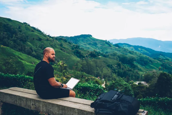 Grübelnder Bärtiger Tourist Mit Netbook Für Die Fernarbeit Der Den — Stockfoto