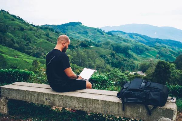 Freelancer Barbudo Masculino Viajando Trabalhando Remotamente Computador Portátil Moderno Com — Fotografia de Stock