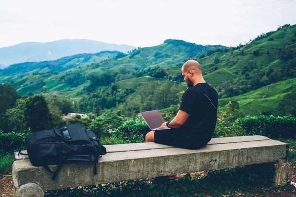 Hombre Joven Pensativo Que Trabaja Dispositivo Portátil Digital Uso Internet — Foto de Stock