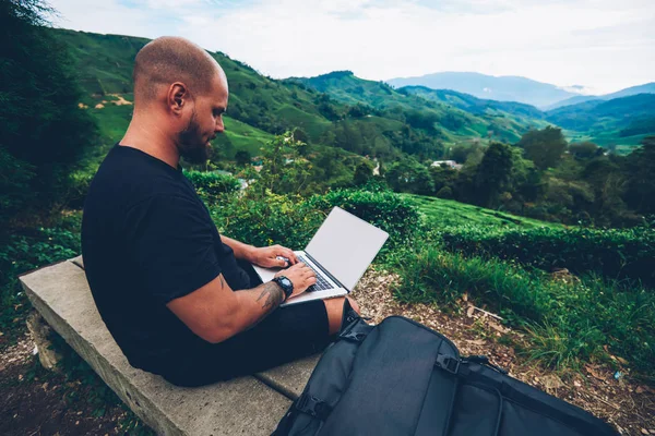 Erfahrene Männliche Wanderer Tastatur Und Tun Distanzarbeit Digitalen Laptop Computer — Stockfoto