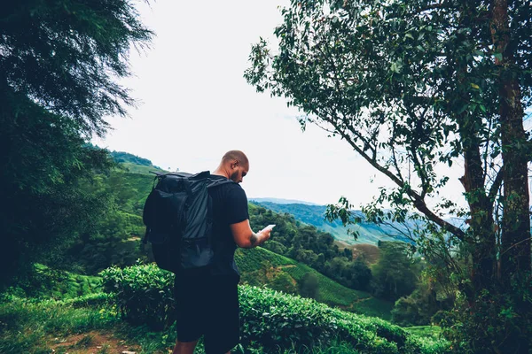 Jovem Turista Com Mochila Viagem Andando Nas Montanhas Procurando Direção — Fotografia de Stock
