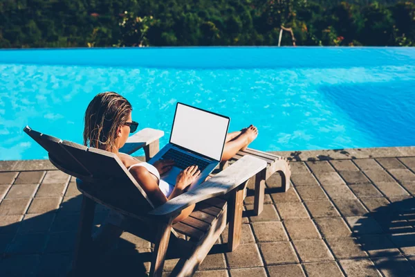 Wanita Muda Berkaca Mata Hitam Melakukan Pekerjaan Jarak Jauh Laptop — Stok Foto