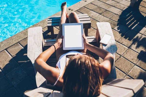 Vista Superior Mujer Joven Descansando Cama Solar Disfrutando Las Vacaciones — Foto de Stock