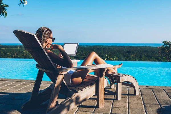 Nachdenkliche Junge Frau Mit Sonnenbrille Die Mails Liest Und Ferngesteuert — Stockfoto