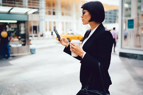 Sidovy Affärskvinna Glasögon Läsning Mottog Anmälan Smartphone Stående Paus Med — Stockfoto