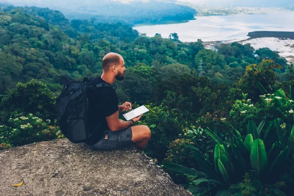 Pintor Turístico Masculino Con Mochila Viaje Admirando Entorno Natural Los — Foto de Stock