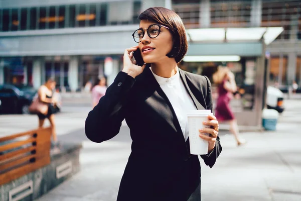 Mujer Negocios Confianza Gafas Moda Que Tienen Conversación Móvil Pie —  Fotos de Stock