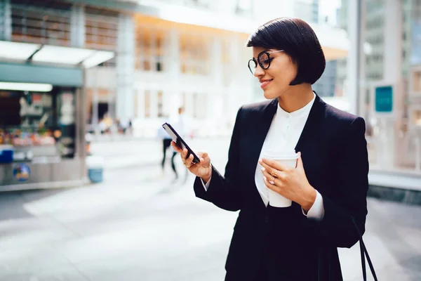 Framgångsrika Kvinnliga Entreprenör Med Gott Kaffe Händer Inskrivning Email Smartphone — Stockfoto