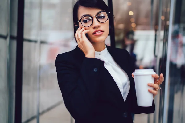 Ernstige Corporate Manager Telefoon Praten Tijdens Koffiepauze Afhaalmaaltijden Cup Buiten — Stockfoto