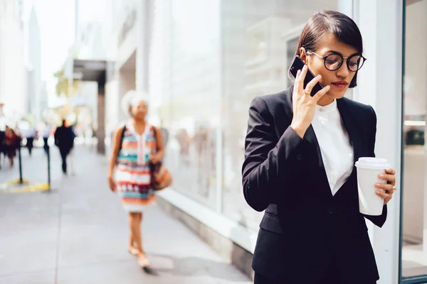 Gestora Femenina Seria Ropa Formal Hablando Smartphone Sosteniendo Café Para — Foto de Stock