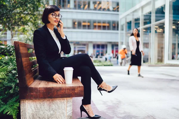 Serious Businesswoman Formal Wear Pondering Phone Conversation Work Sitting Bench — Stock Photo, Image