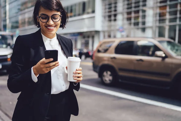 Lächelnde Besitzerin Liest Lustige Nachricht Auf Smartphone Während Sie Auf — Stockfoto