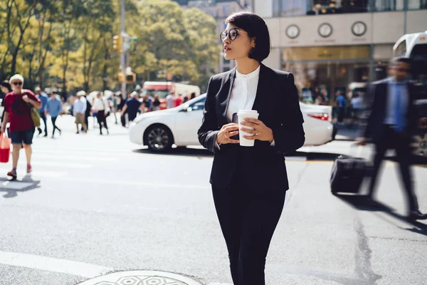 Ernstige Vrouwelijke Handelaar Elegante Formele Slijtage Wandelen Straat Met Koffie — Stockfoto